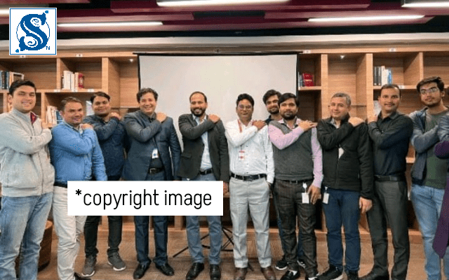 Ravi Shankar, at one of his onsite corporate coaching sessions, on the theme of preventive ergonomics for workplace posture.